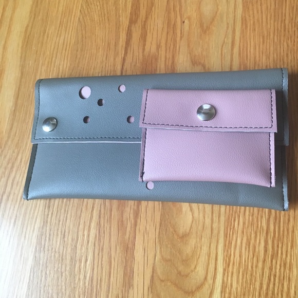 Holly Aiken Gray and Mauve Polka Dot Vinyl Clutch - Picture 9 of 11